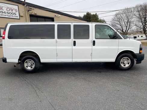 Used 2018 Chevrolet Express 3500 LS RWD image 2