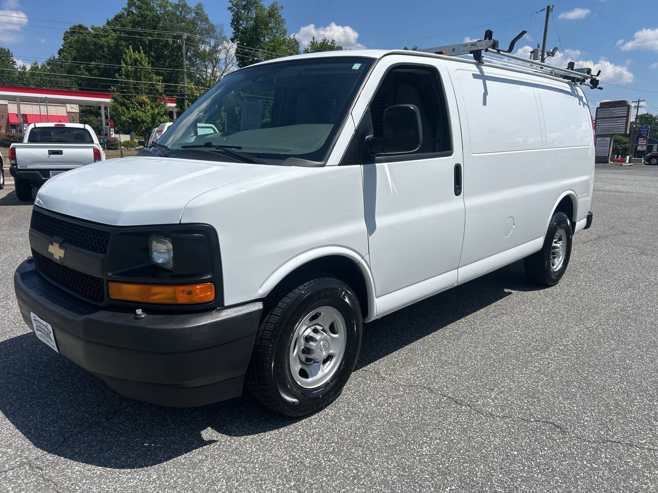 Used 2017 Chevrolet Express 2500 RWD image 3