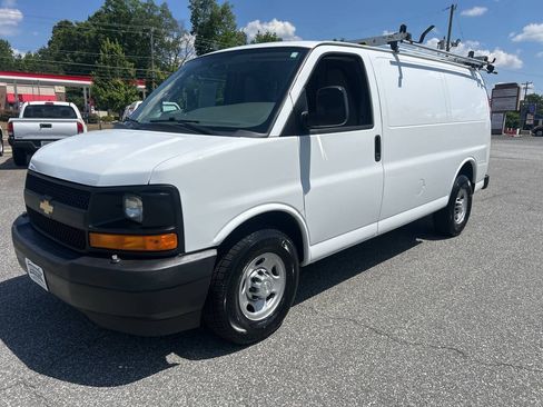Used 2017 Chevrolet Express 2500 RWD image 3