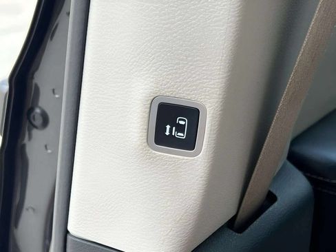 Used 2021 Chrysler Pacifica Touring-L FWD image 27