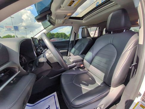 Used 2021 Toyota Highlander XLE FWD image 24