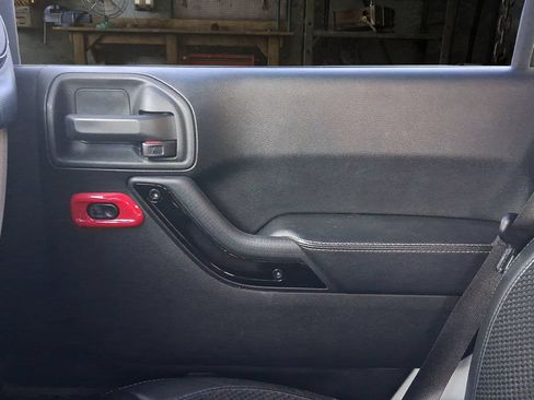 Used 2017 Jeep Wrangler Unlimited Sahara AWD/4WD image 11