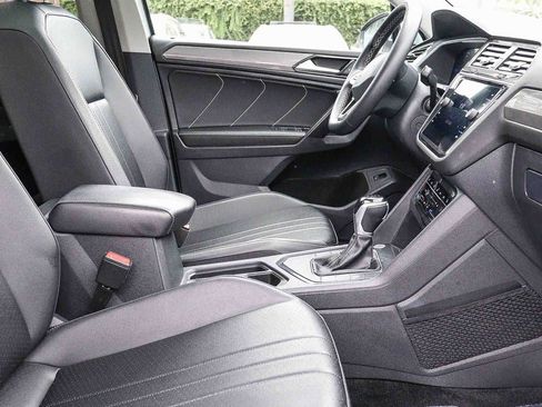 Used 2024 Volkswagen Tiguan SE w/ Panoramic Sunroof Package FWD image 17