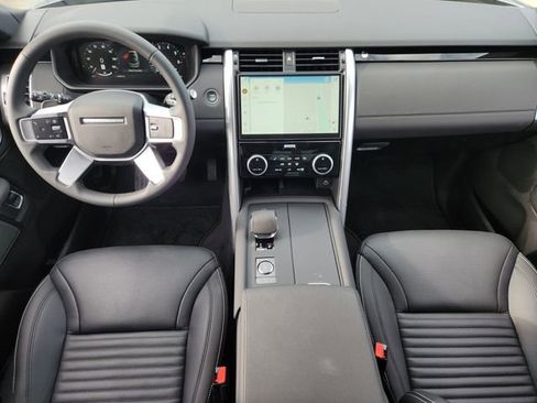 Used 2025 Land Rover Discovery S image 4