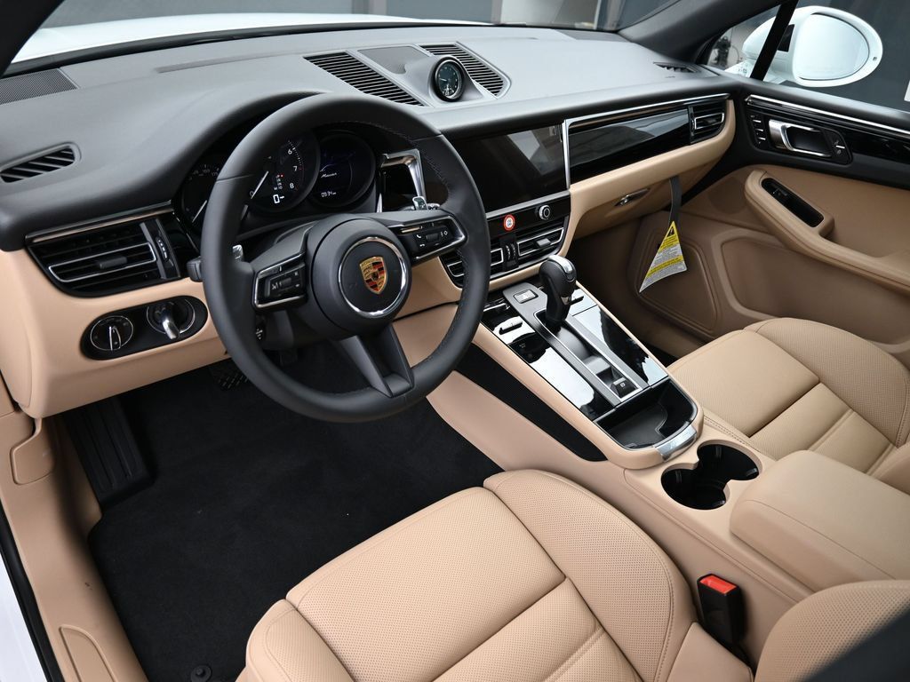 Certified 2026 Porsche Macan AWD/4WD image 4