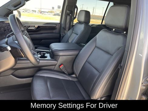 Used 2025 Chevrolet Suburban Z71 image 27