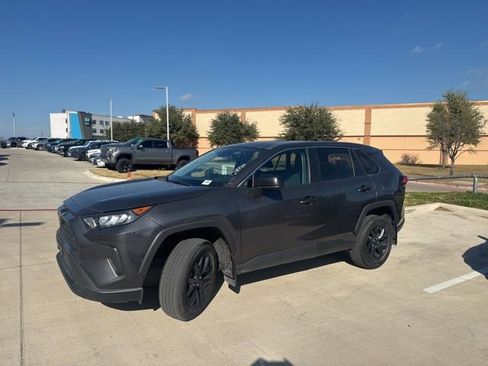 Used 2022 Toyota RAV4 LE image 7