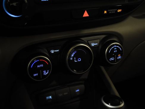 Certified 2025 Hyundai Venue SEL FWD image 25