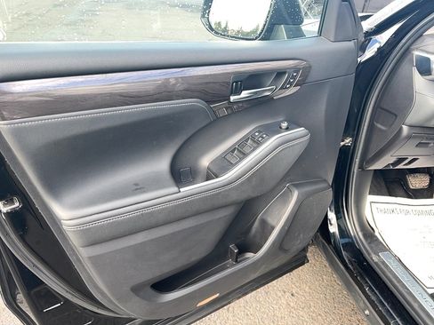 Used 2022 Toyota Highlander Limited image 16