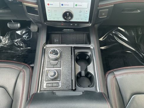 Used 2022 Ford Expedition Limited image 18