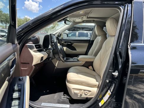 Used 2021 Toyota Highlander Limited FWD image 2