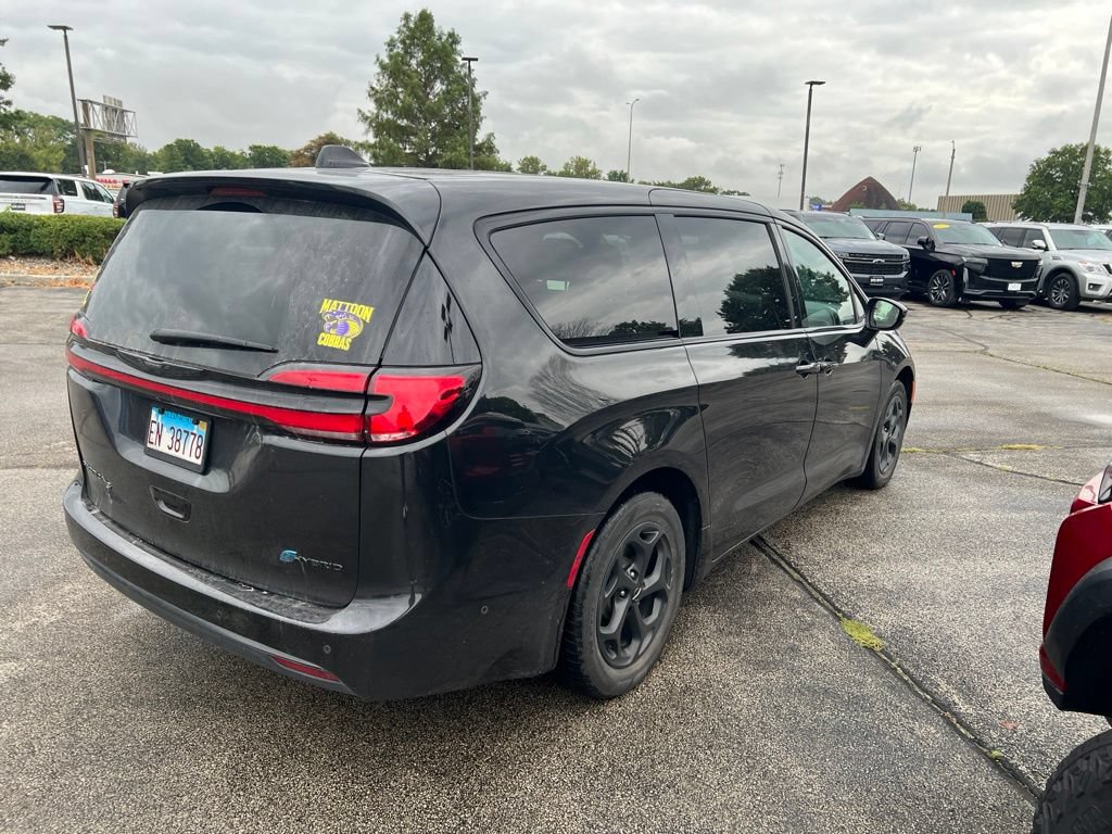 Used 2022 Chrysler Pacifica Limited w/ S Appearance Package FWD image 3