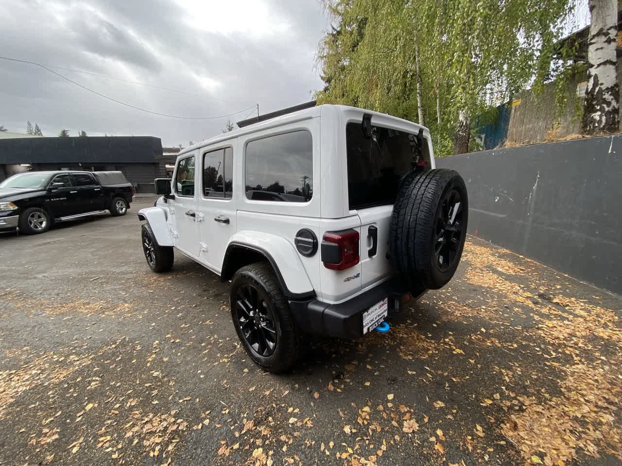 Used 2024 Jeep Wrangler Unlimited Sahara AWD/4WD image 4