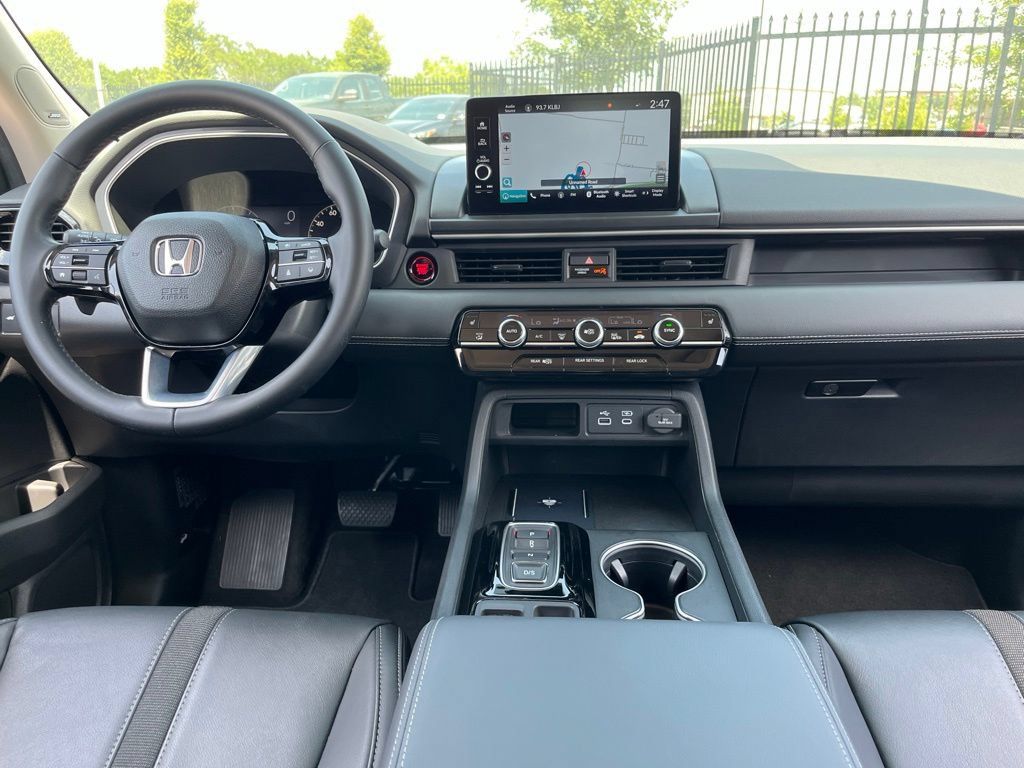 Used 2025 Honda Pilot Touring image 17