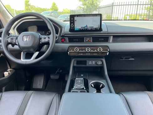 Used 2025 Honda Pilot Touring image 17