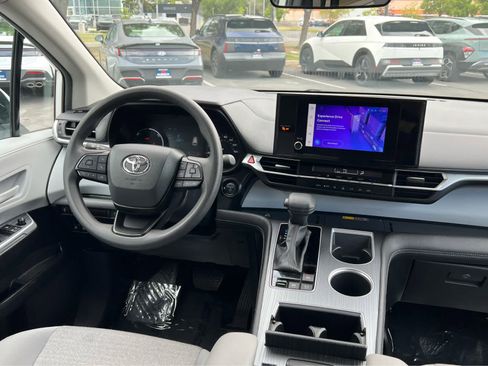 Used 2025 Toyota Sienna LE FWD image 22