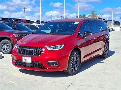 New 2026 Chrysler Pacifica Select image 3