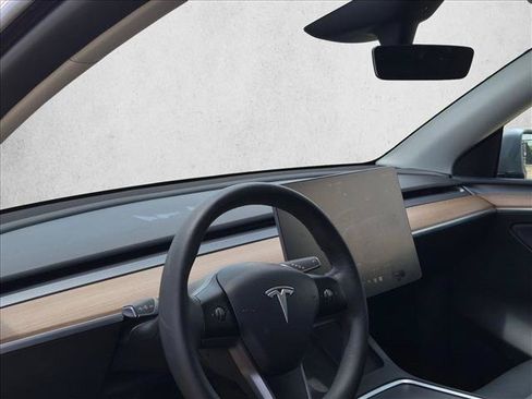 Used 2025 Tesla Model Y Long Range AWD/4WD image 9