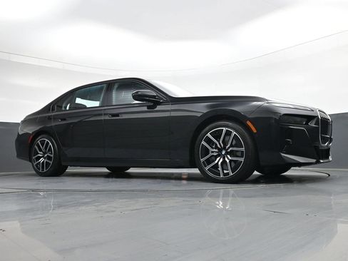Used 2025 BMW 760i xDrive w/ Luxury Rear Seating Package image 26