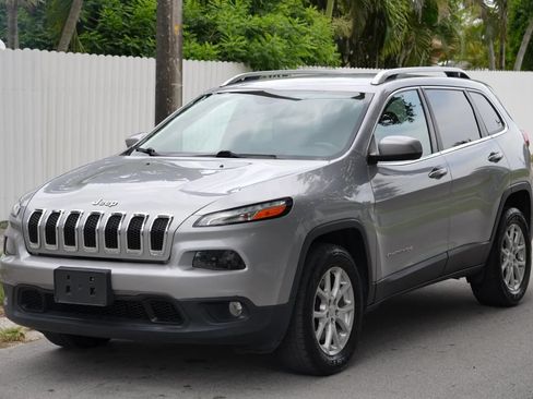 Used 2017 Jeep Cherokee Latitude AWD/4WD image 3