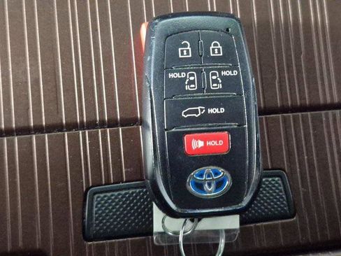 Certified 2024 Toyota Sienna XLE image 33