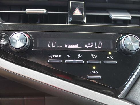 Used 2022 Toyota Camry SE w/ Cold Weather Package FWD image 19