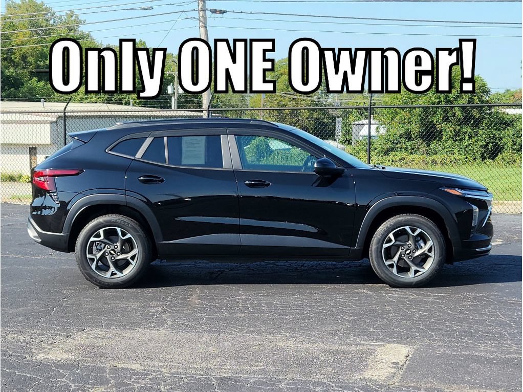 Used 2024 Chevrolet Trax LT w/ Sunroof Package FWD image 2