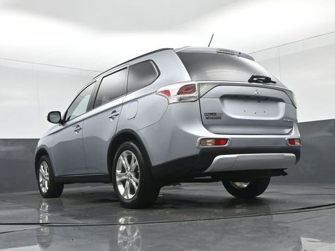 Used 2015 Mitsubishi Outlander SE image 63