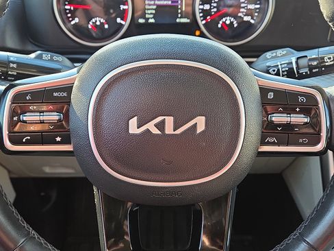 Used 2022 Kia Carnival LX image 16