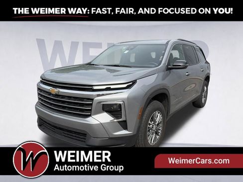 Used 2025 Chevrolet Traverse LT AWD/4WD image 1