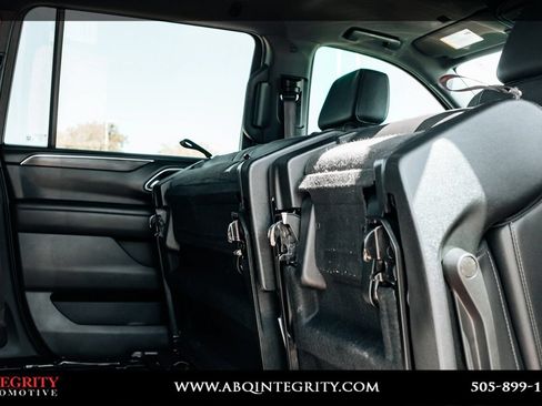 Used 2024 Chevrolet Suburban LT RWD image 47