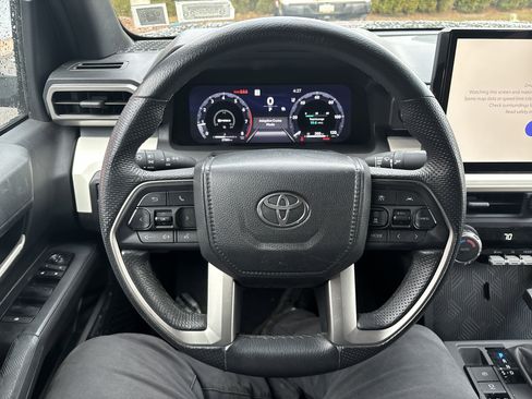 Used 2024 Toyota Tacoma TRD Off-Road image 17