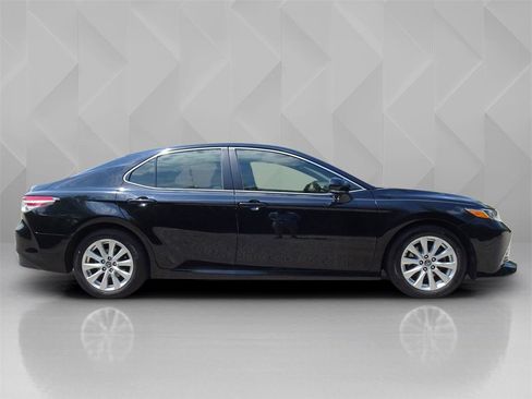 Used 2019 Toyota Camry LE image 6