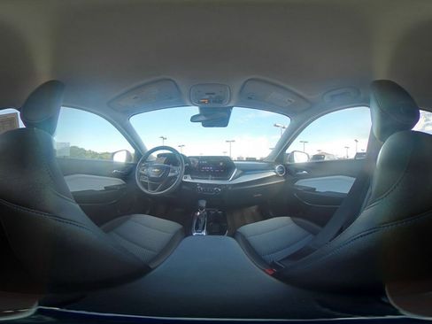 Used 2025 Chevrolet Trax LT image 42