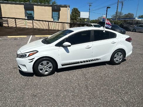 Used 2017 Kia Forte LX image 2
