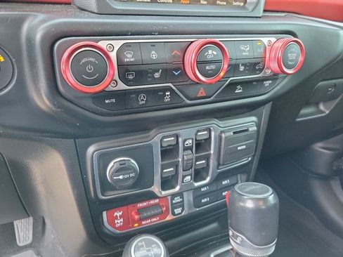 Used 2022 Jeep Gladiator Rubicon w/ Cold Weather Group AWD/4WD image 24