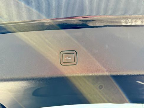 Used 2023 Chevrolet Traverse Premier image 20