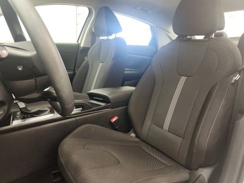 Used 2025 Hyundai Elantra SE image 13