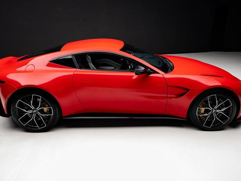 Used 2023 Aston Martin V8 Vantage Coupe RWD image 33