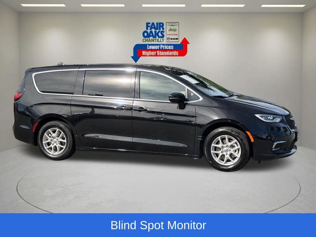 Used 2025 Chrysler Pacifica Select FWD image 6