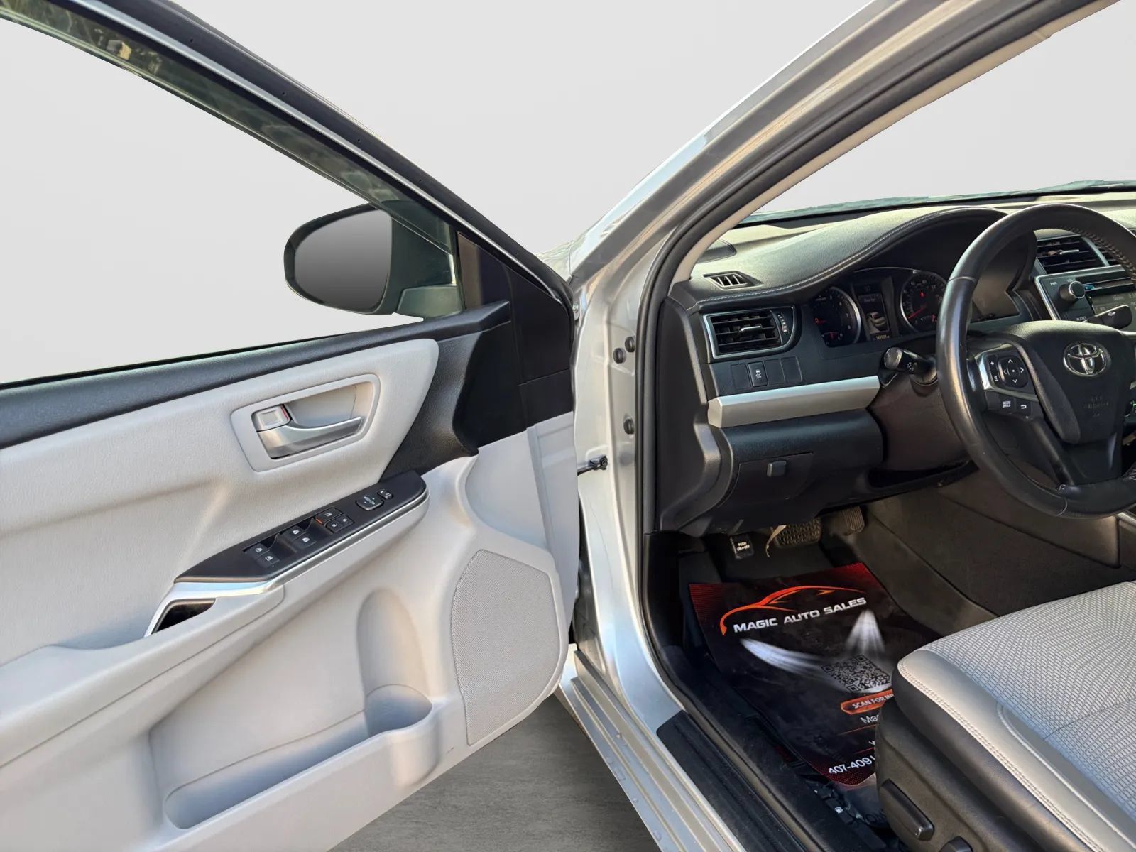 Used 2017 Toyota Camry SE FWD image 11