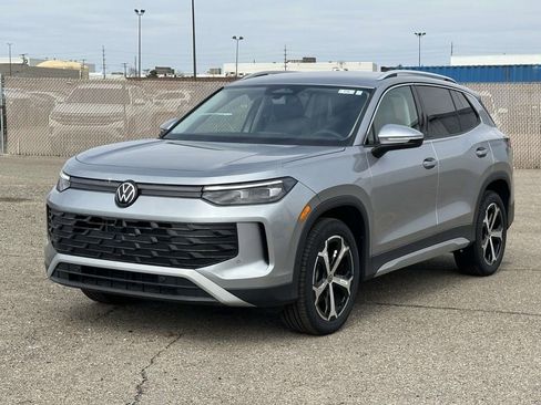 New 2025 Volkswagen Tiguan SE FWD image 1