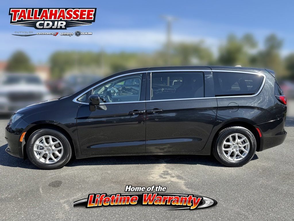 Used 2023 Chrysler Voyager LX FWD image 9