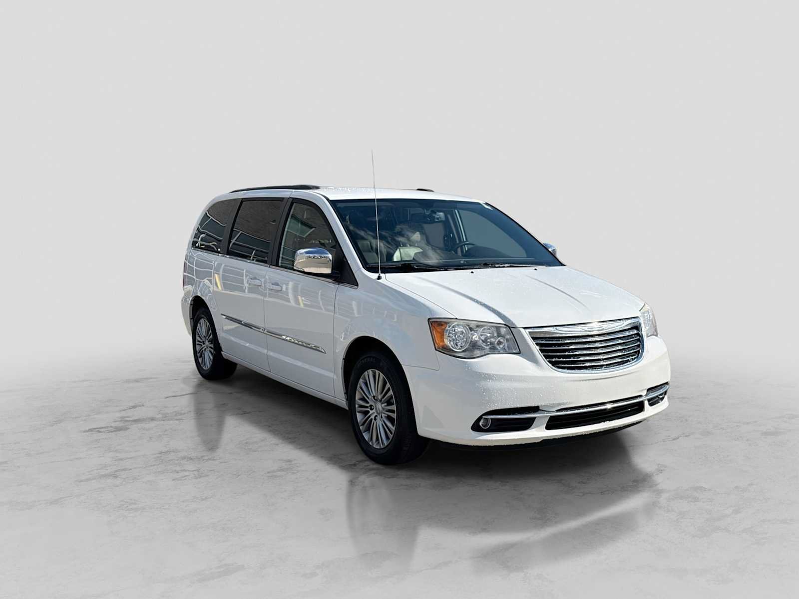 Used 2014 Chrysler Town & Country Touring-L FWD image 8