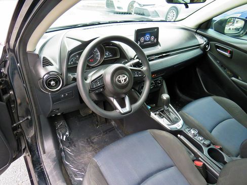 Used 2019 Toyota Yaris LE image 12