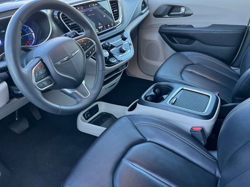 Used 2024 Chrysler Pacifica Select image 9