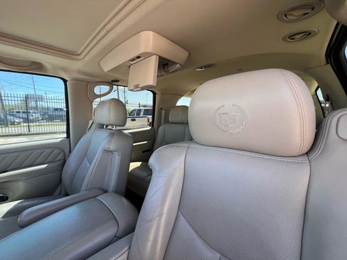 Used 2005 Cadillac Escalade ESV Platinum image 29