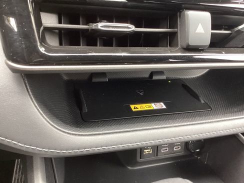 Used 2023 Toyota Highlander XLE AWD/4WD image 18