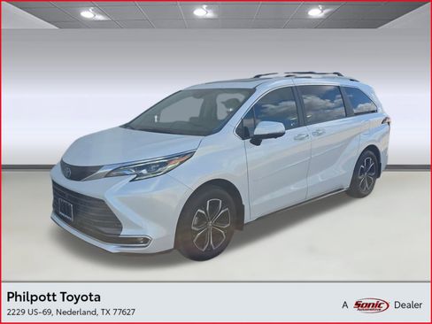 Used 2025 Toyota Sienna Platinum image 1