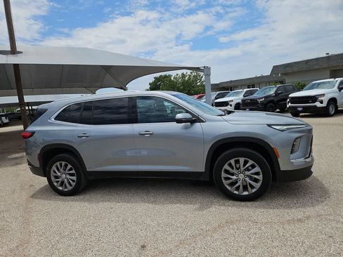 Used 2025 Buick Enclave Preferred FWD image 9